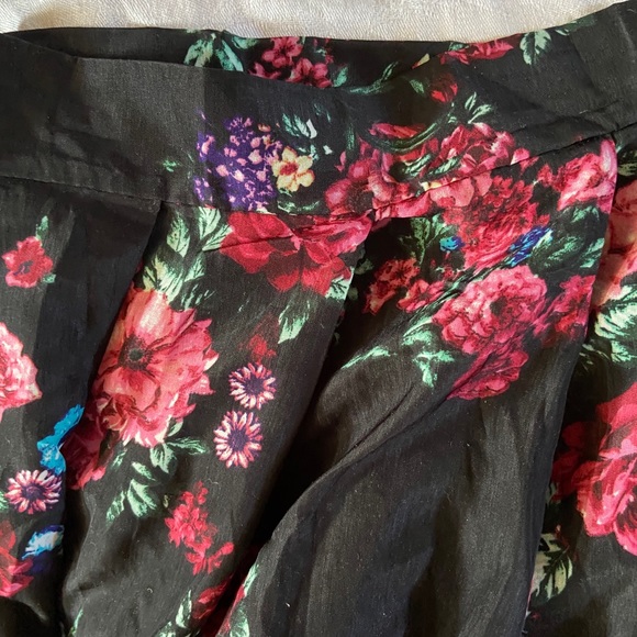 Adorable High Waist Band Black Floral Pleated Mini - Picture 3 of 5